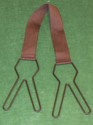 Hühnergalgen. Zwei doppelte Hühnergalgen mit Tragegurt.